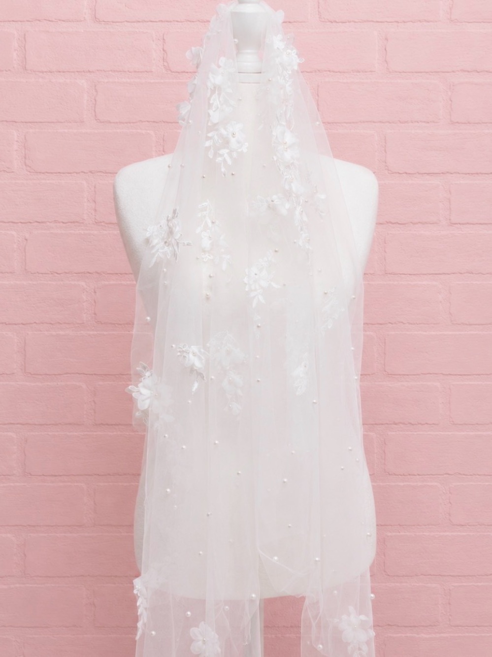 Elegant 3-D Floral Pearl Wedding Veil - Picture 8 of 9
